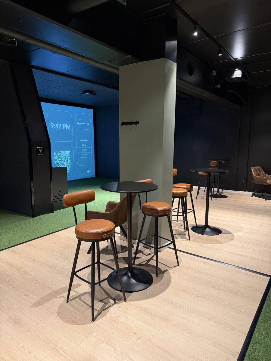 Lounge og bar hos Oppegård Indoor Golf